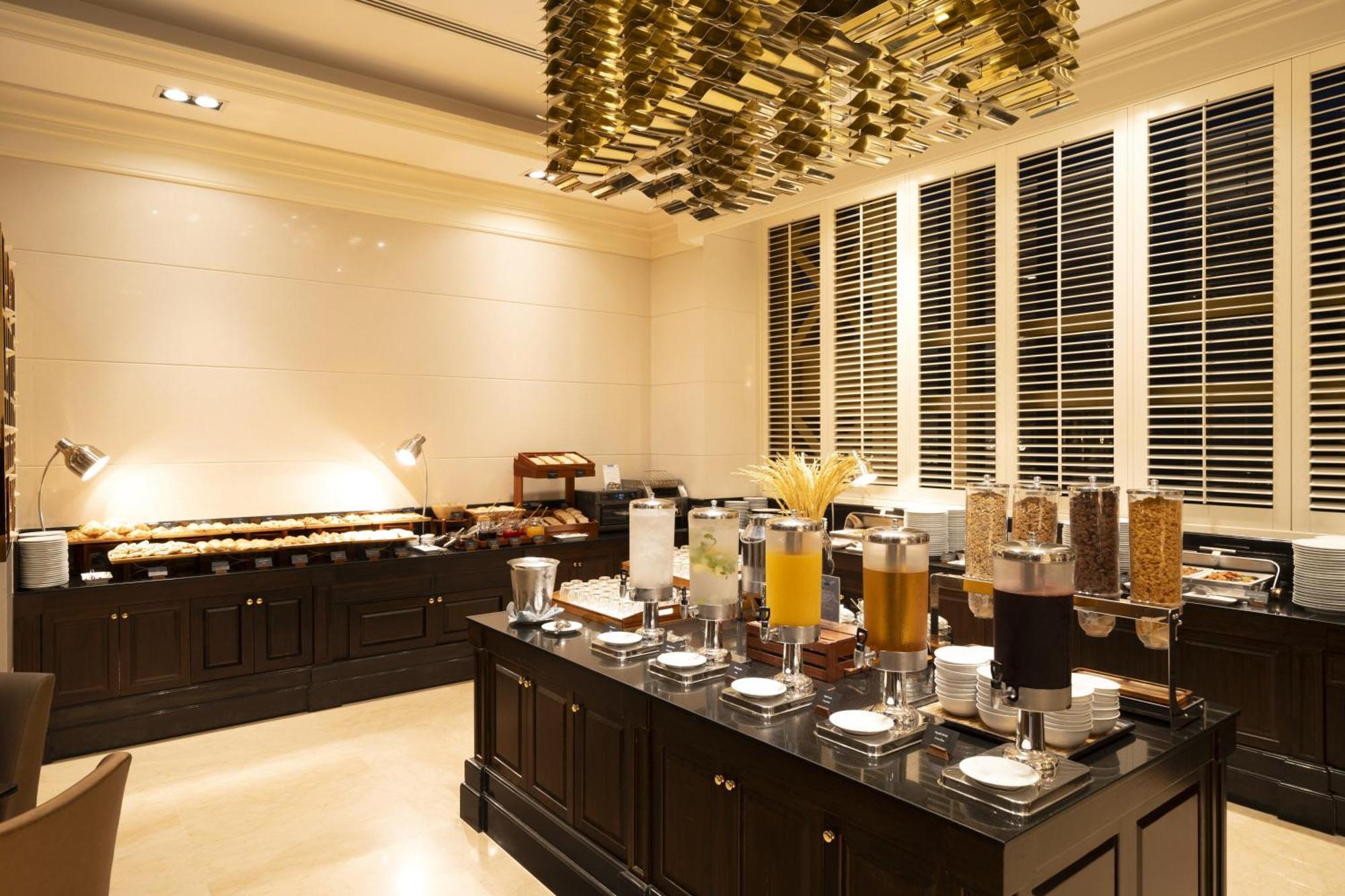 Grande Centre Point Hotel Ratchadamri Bangkok Eksteriør bilde The buffet at the hotel