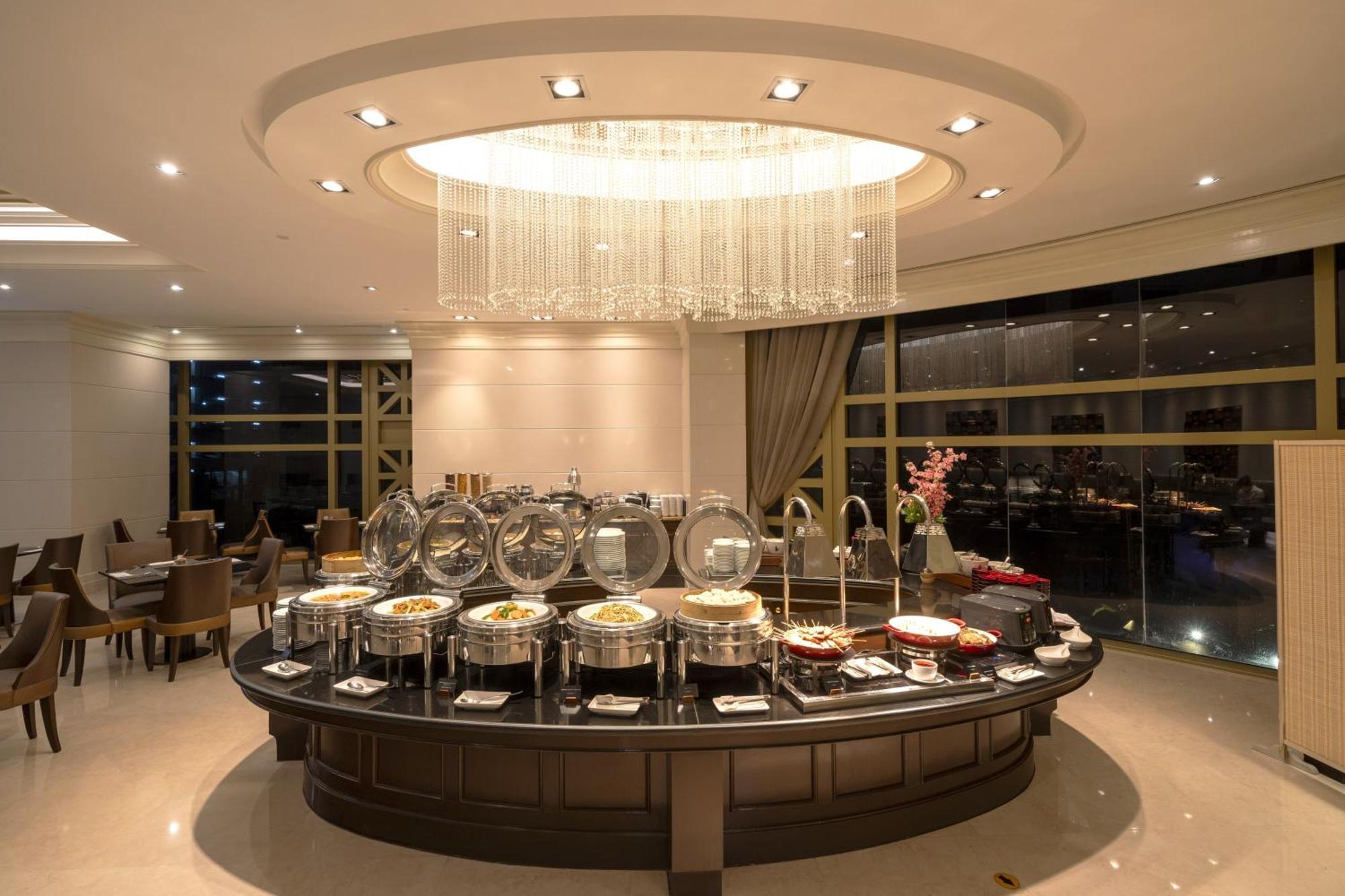 Grande Centre Point Hotel Ratchadamri Bangkok Eksteriør bilde A buffet at a hotel