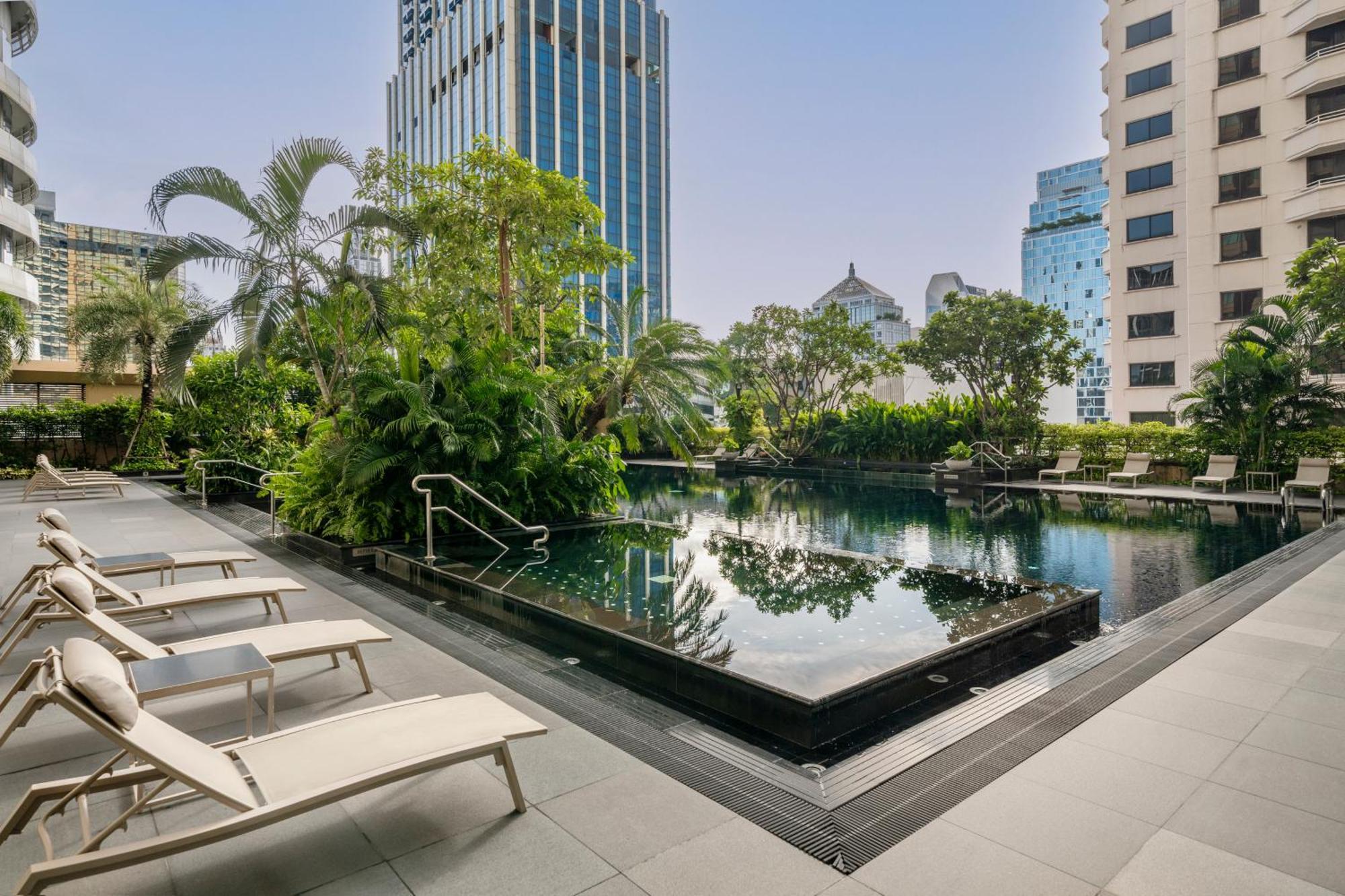 Grande Centre Point Hotel Ratchadamri Bangkok Eksteriør bilde The swimming pool at the hotel