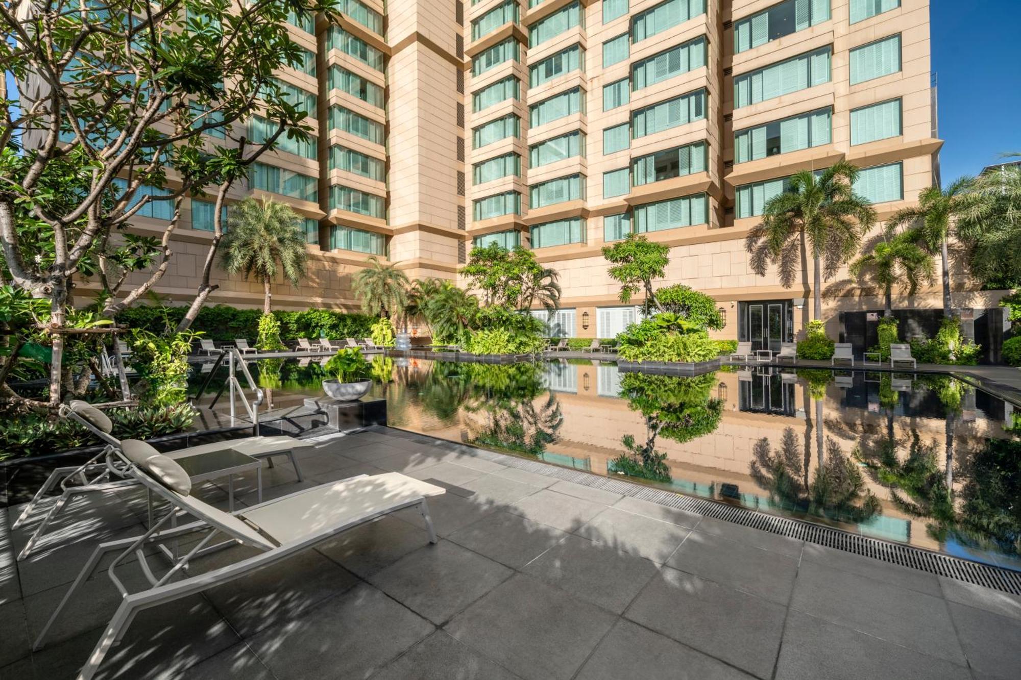 Grande Centre Point Hotel Ratchadamri Bangkok Eksteriør bilde The pool at the hotel