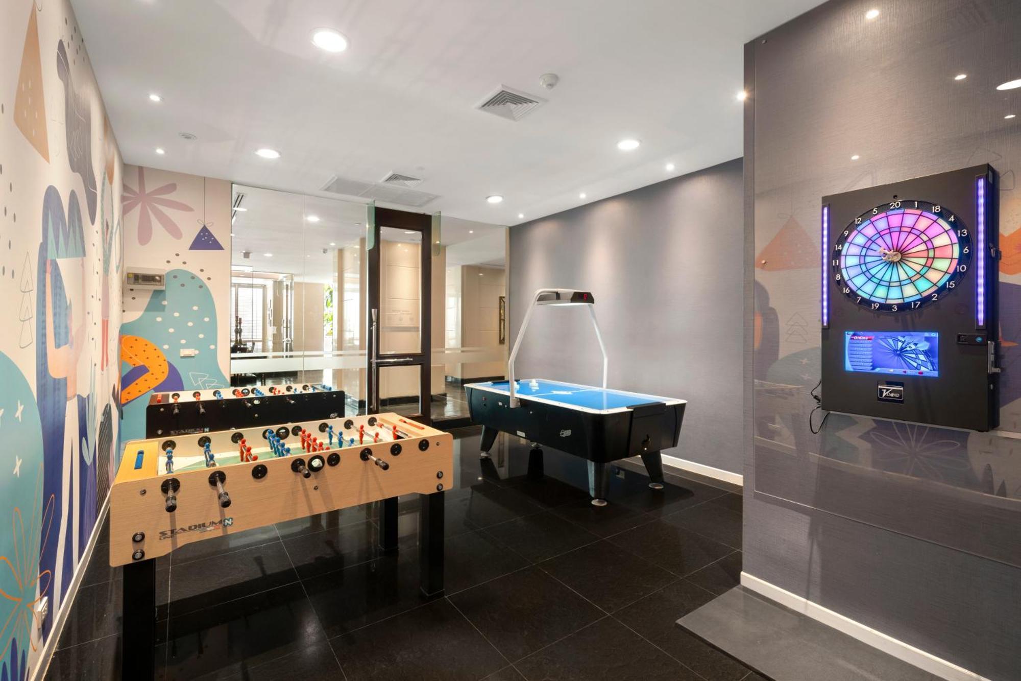 Grande Centre Point Hotel Ratchadamri Bangkok Eksteriør bilde The game room at the 2018 National Student Leadership Conference