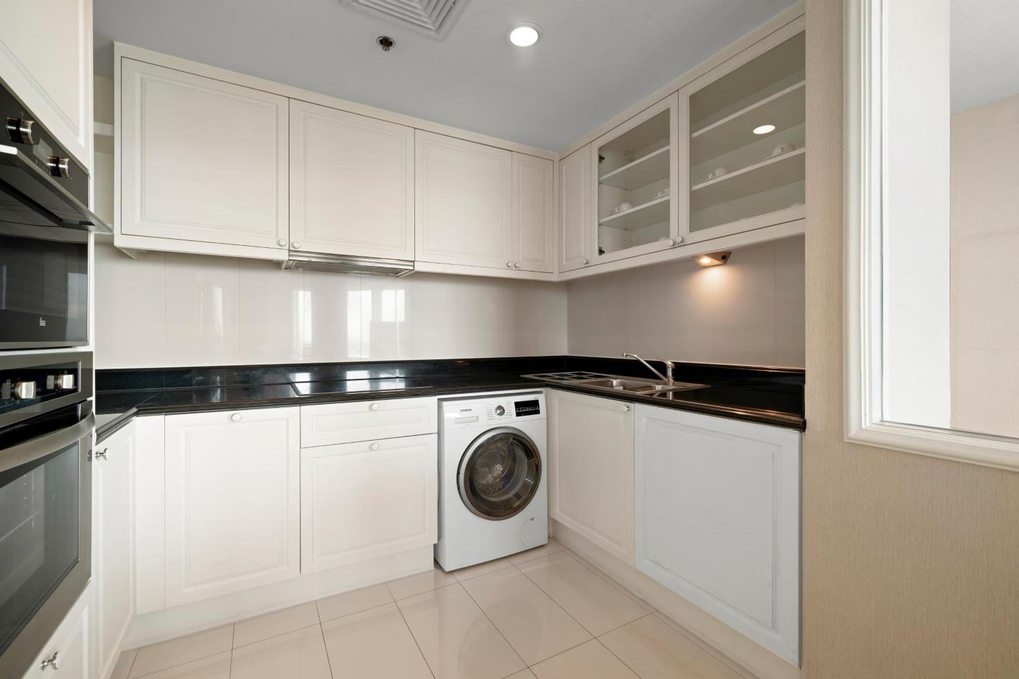 Grande Centre Point Hotel Ratchadamri Bangkok Eksteriør bilde A modern laundry room