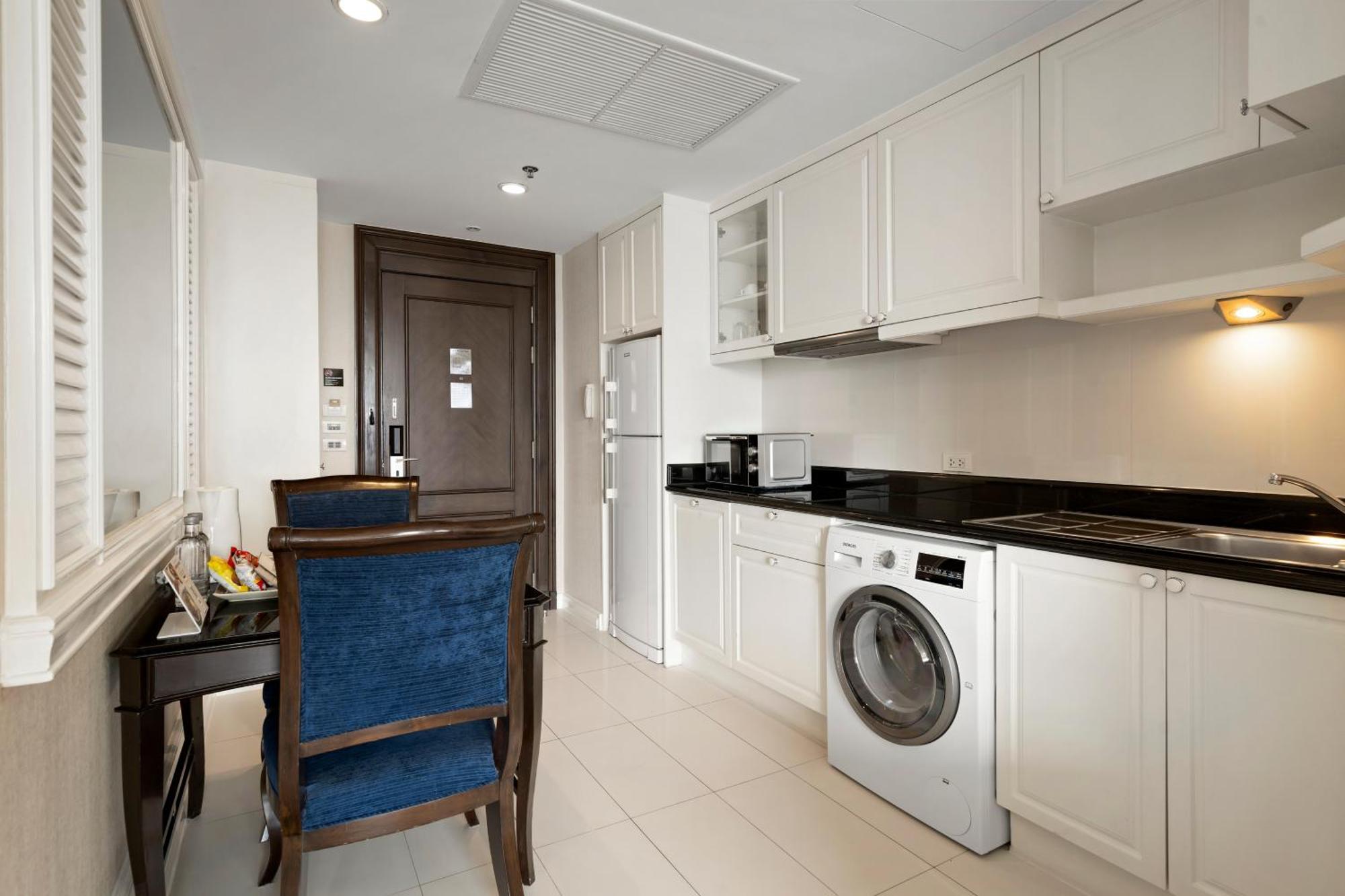 Grande Centre Point Hotel Ratchadamri Bangkok Eksteriør bilde A typical kitchen in a serviced apartment